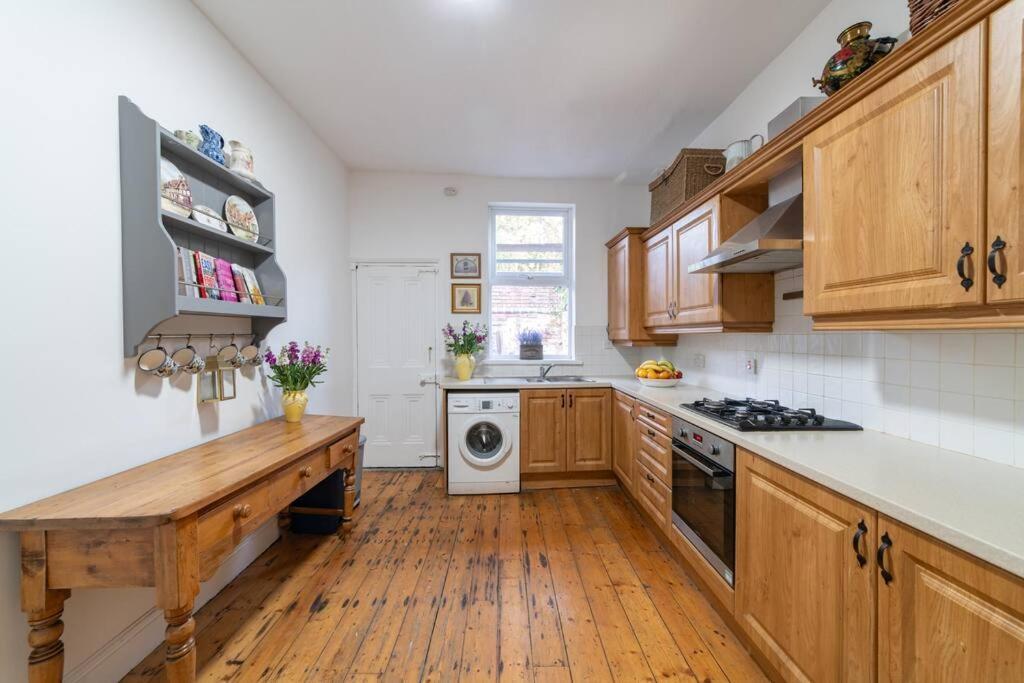 Orange Rentals- Victorian 4-Bed Home Near Lark Lane - Free Parking Liverpool Bagian luar foto