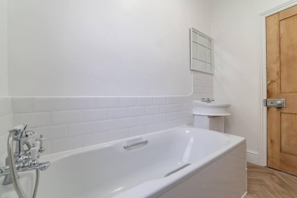 Orange Rentals- Victorian 4-Bed Home Near Lark Lane - Free Parking Liverpool Bagian luar foto