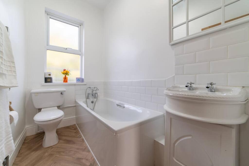 Orange Rentals- Victorian 4-Bed Home Near Lark Lane - Free Parking Liverpool Bagian luar foto