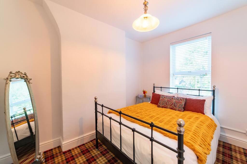 Orange Rentals- Victorian 4-Bed Home Near Lark Lane - Free Parking Liverpool Bagian luar foto