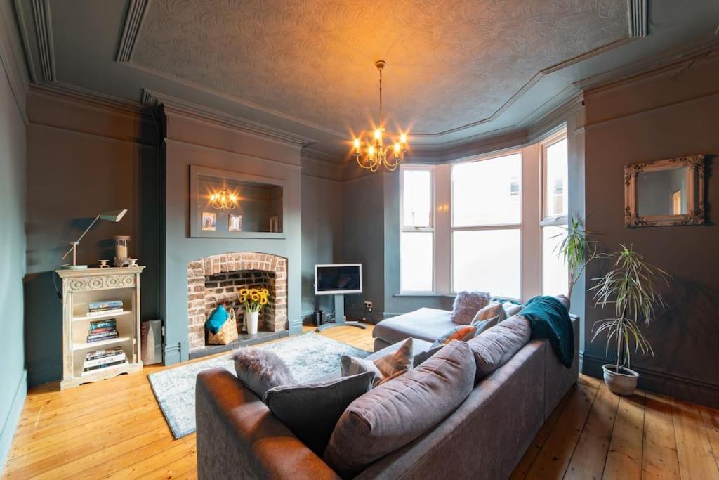 Orange Rentals- Victorian 4-Bed Home Near Lark Lane - Free Parking Liverpool Bagian luar foto