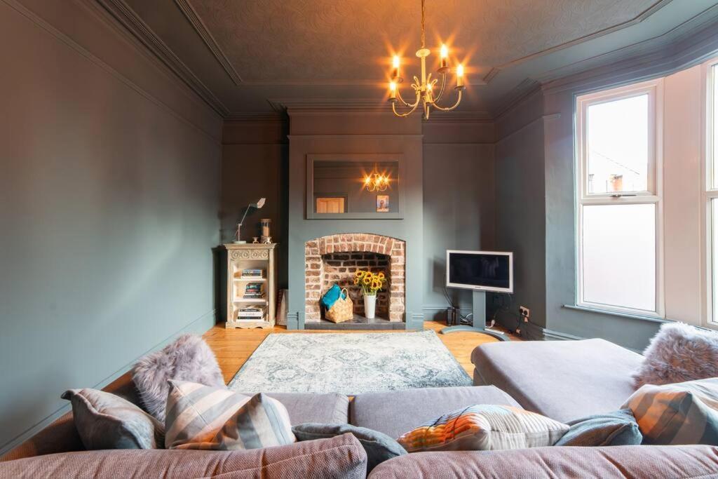 Orange Rentals- Victorian 4-Bed Home Near Lark Lane - Free Parking Liverpool Bagian luar foto