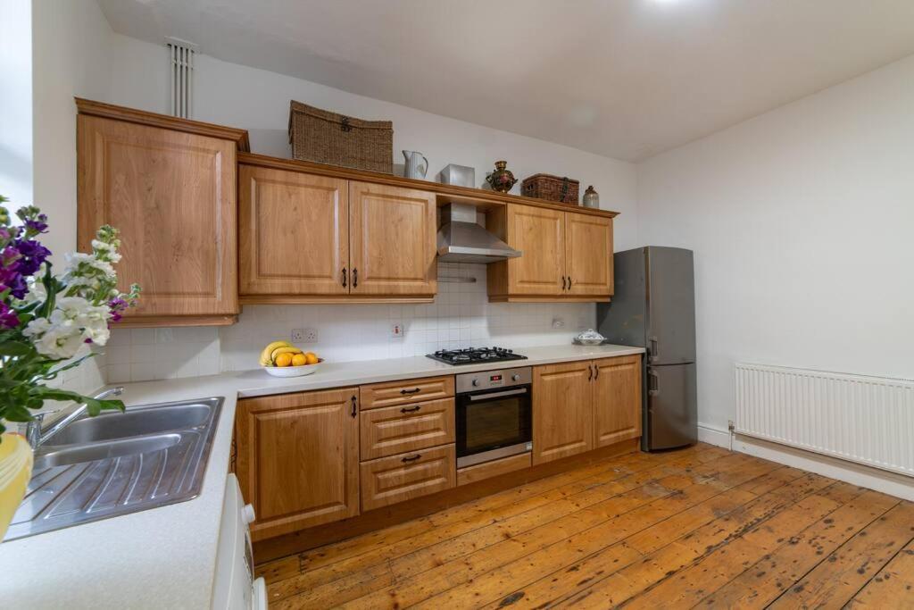 Orange Rentals- Victorian 4-Bed Home Near Lark Lane - Free Parking Liverpool Bagian luar foto