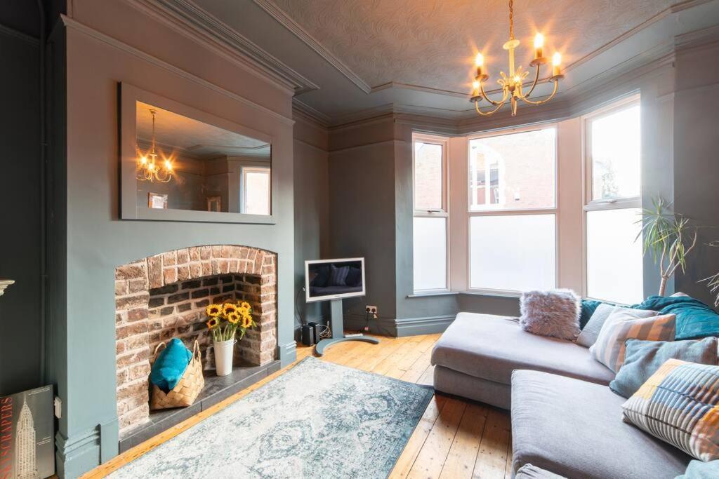 Orange Rentals- Victorian 4-Bed Home Near Lark Lane - Free Parking Liverpool Bagian luar foto