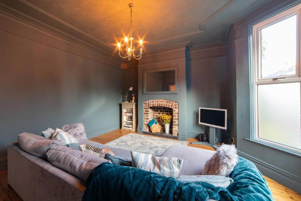 Orange Rentals- Victorian 4-Bed Home Near Lark Lane - Free Parking Liverpool Bagian luar foto