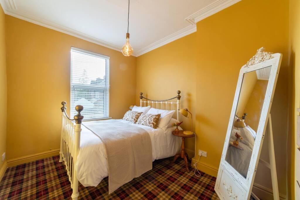 Orange Rentals- Victorian 4-Bed Home Near Lark Lane - Free Parking Liverpool Bagian luar foto