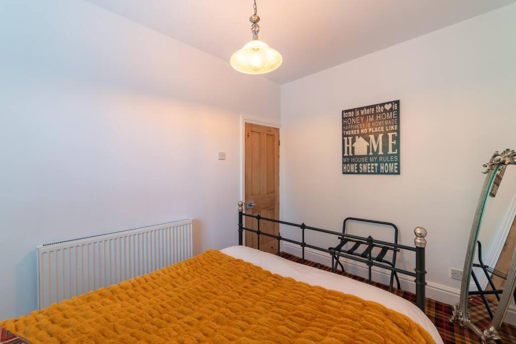 Orange Rentals- Victorian 4-Bed Home Near Lark Lane - Free Parking Liverpool Bagian luar foto